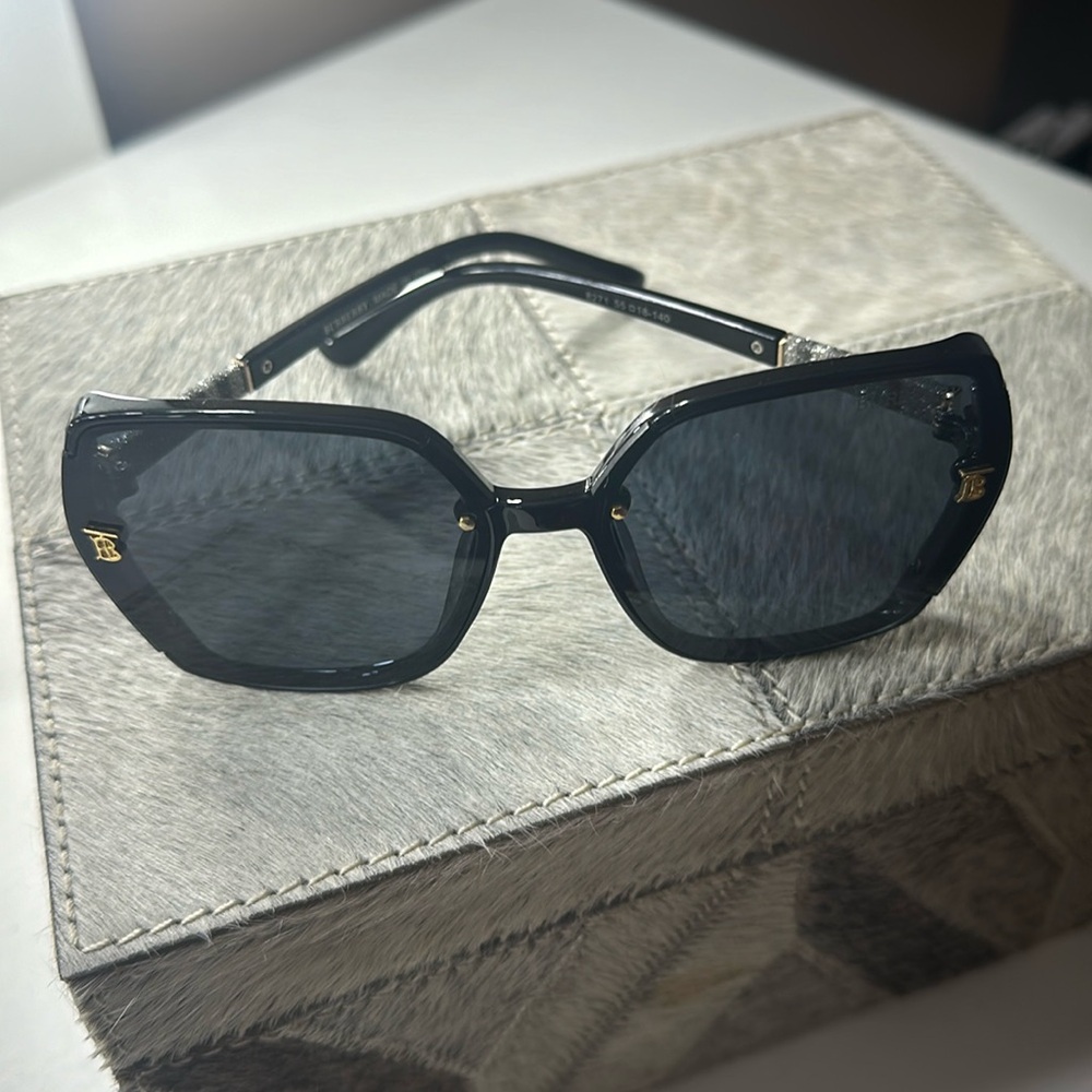 BURBERRY SUNGLASSES